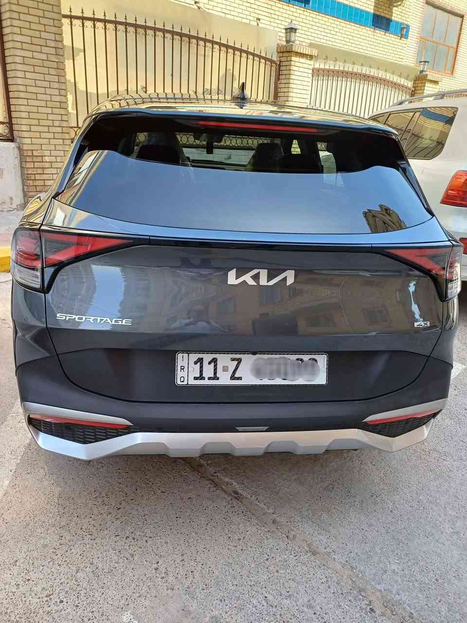 السلام عليكم جميعا..
كيا سبورتج LX موديل 2023 وارد أمريكي ، مكفولة من الصبغ ، فقط تعديل بارد بالجاملغ الأمامي الأيسر والباب الخلفي الأيسر موضح بالصور (( بدووون إيرباك  )) ، محرك 2500 المرغوب ، السيارة كلها ليبل واحد ، ماشية 43  ميل فقط دخول هاي السنة (دخلت ماشية 34 ميل)  ، السيارة بإسمي تحويل مباشر .
المواصفات المعروفة (كشنات تدفئة ٫ رادار مانع تصادم ٫ قيادة ذاتية محافظة على المسار ٫ حساسات ٫ مانع انحدار ٫ 4 وضعيات قيادة ٫ قفل اكسل ٫ سايد بريك بصمة ٫ زنون ٫ بك لايت ليد ... الخ) .  
صور الحادث : 
https://bid.cars/en/lot/1-54011494/2023-KIA-Sportage-KNDPUCAF6P7146993 

السعر/ 20700 وبي مجال بسيط .
مكاني/ بغداد/ حي الجهاد 
للإستفسار/ *********** موجود واتساب .
