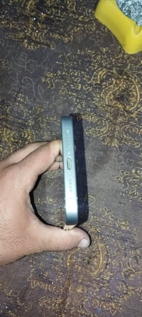 15 برو ماكس بطاريه 95 ذاكره 256 مقفول جارد الشاشه شوي وانا من فوق بس م...