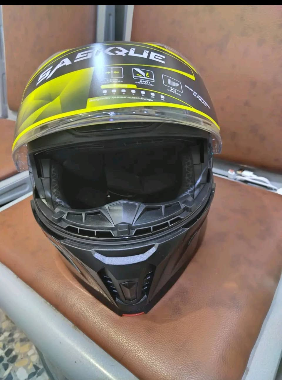 خوذة دراجة نارية كاملة الوجه من طراز Sagique. 
تغطية كاملة للوجه لمزيد من الأمان.

تتميز بخاصية مقاومة الخدش (Anti-Scratch).

مصنوعة من مواد خفيفة ومتينة.

تحتوي على نظام تهوية متطور لراحة السائق.

مزودة ببطانة ناعمة قابلة للإزالة والغسل سعر. 85


**إذا كنت صاحب هذا الإعلان وتريد حذفه لأي سبب، رجاءا أرسل رسالة إلى الدعم الفني**