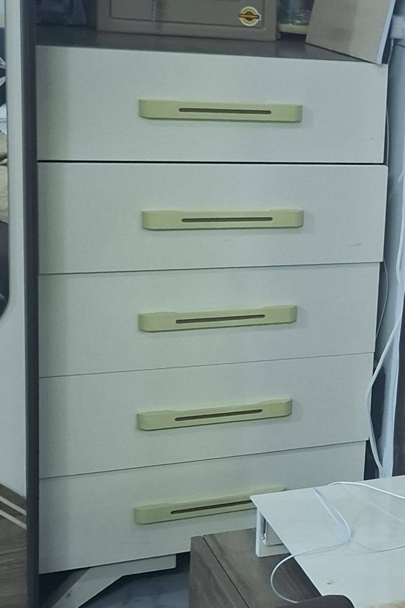 غرفه للبيع وياه كنتور بابين
غرفه جديده بسعر مناسب مستعجل عل بيع
***********
