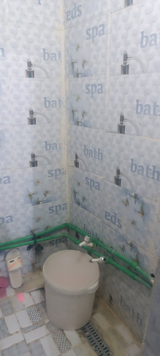 السلام عليكم 
معروض للبيع نصف دار خلفي 
المساحه,(١٠٠) م 
في منطقة حي الشهداء الشارع الخدمي 
قرب منزل الشيخ سالم 
بناء وسط مرمم عكاده 
يحتوي على 
استقبال وصاله وغرفه ومطبخ وصحيات السعر (٦٧) مليون 
للاستفسار الاتصال واتساب ***********
مكتب المدار الذهبي للعقار
