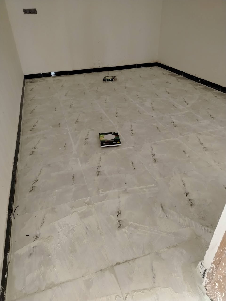 خلفه سيراميك جداري أو ارضى متفرغ حالين شغل عل ليزر درجه اول ***********
