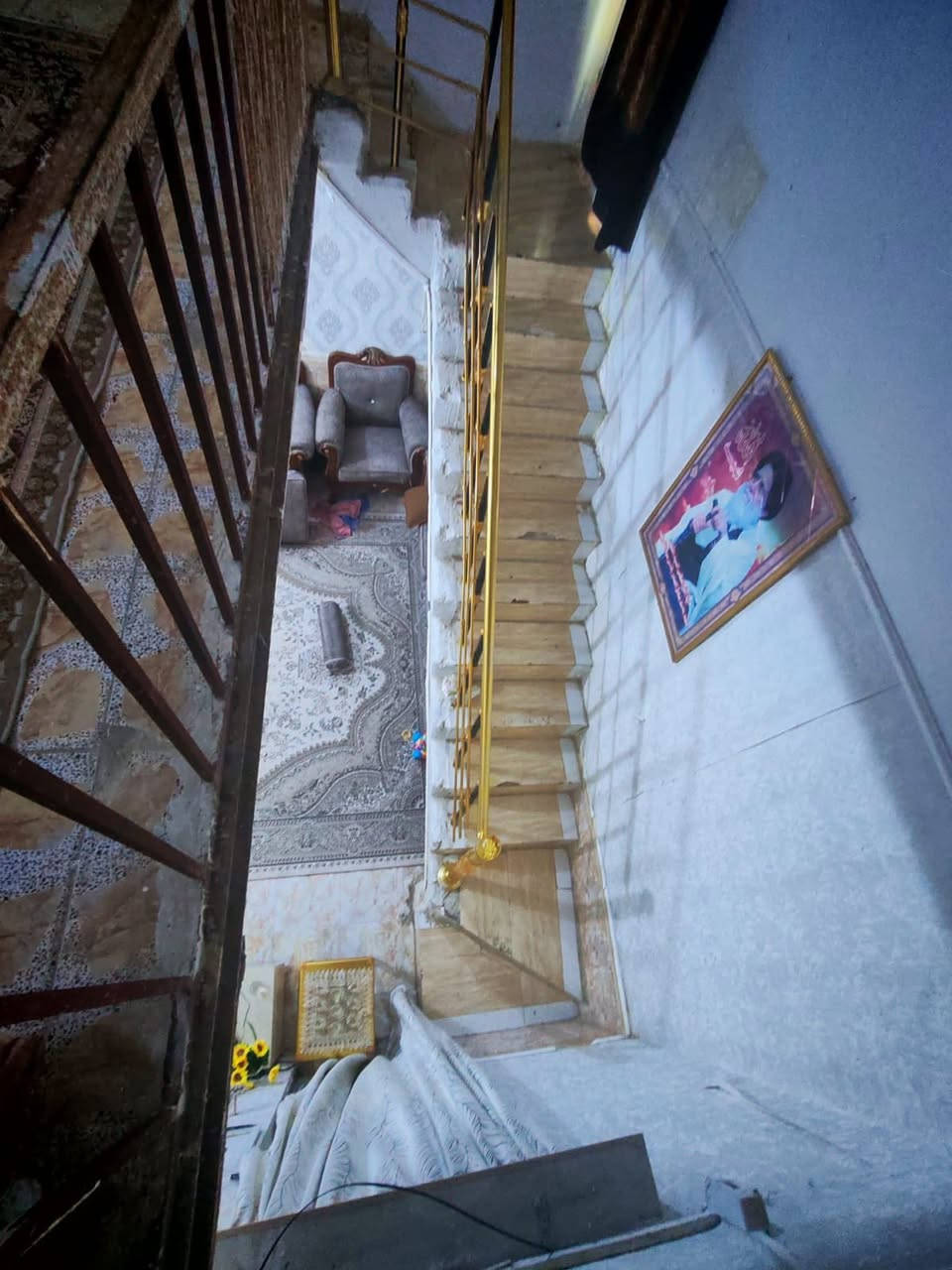 للبيع – دار سكن 🏡

📍 الموقع: خلف كراج بغداد فرع، مقابل مدرسة الابتهال
📐 المساحة: 200 م²

تفاصيل الدار:
🔹 طابقين + شقة بمدخل مستقل وباب على الشارع

🔸 الطابق الأول:
• غرفتين نوم
• صالة
• استقبال
• مطبخ

🔸 الطابق الثاني:
• 3 غرف نوم
• صالة

🔸 الشقة:
• غرفة
• مطبخ
• صحيات
• طارمة صغيرة
السعر راسلنا 
📞 للاستفسار: ***********
👷‍♂️ الدناني للعقار
بيع • شراء • مقاولات عامة
