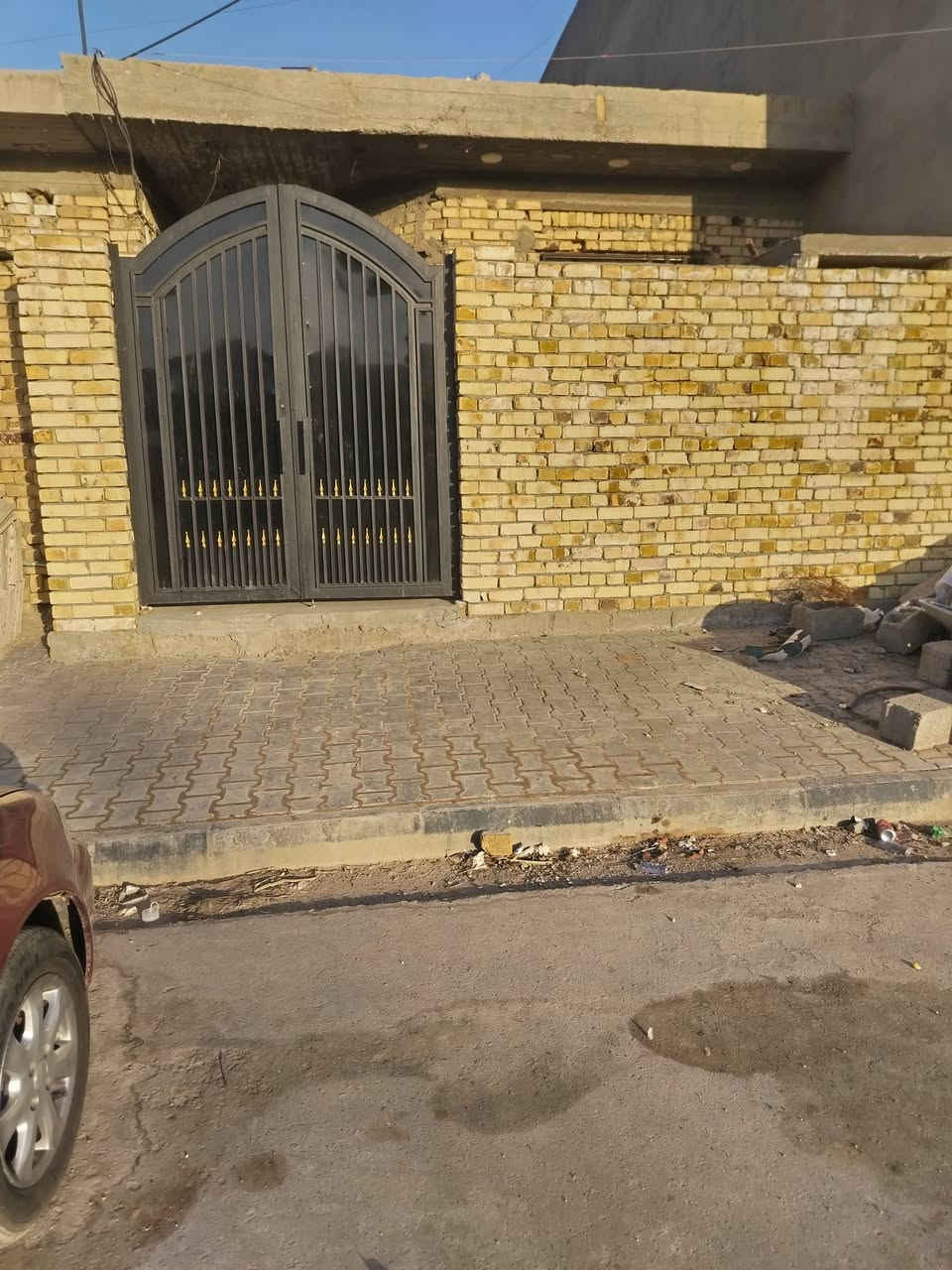 السلام عليكم بيت مصفر معامله كامله على قرار 20 بيت بناء درجه اولى كما موظح بالصور وللاستفسار أكثر اتصل بدون تعليق جزاكم الله خير المساحه 114 متر وفظله اليكدام 12متر يعني المساحه الكليه 124 موقع مميز على شارع عام وكدامه بارك سيارات وحديقه السعر 60 وبي مجال للاستفسار اتصل ***********
