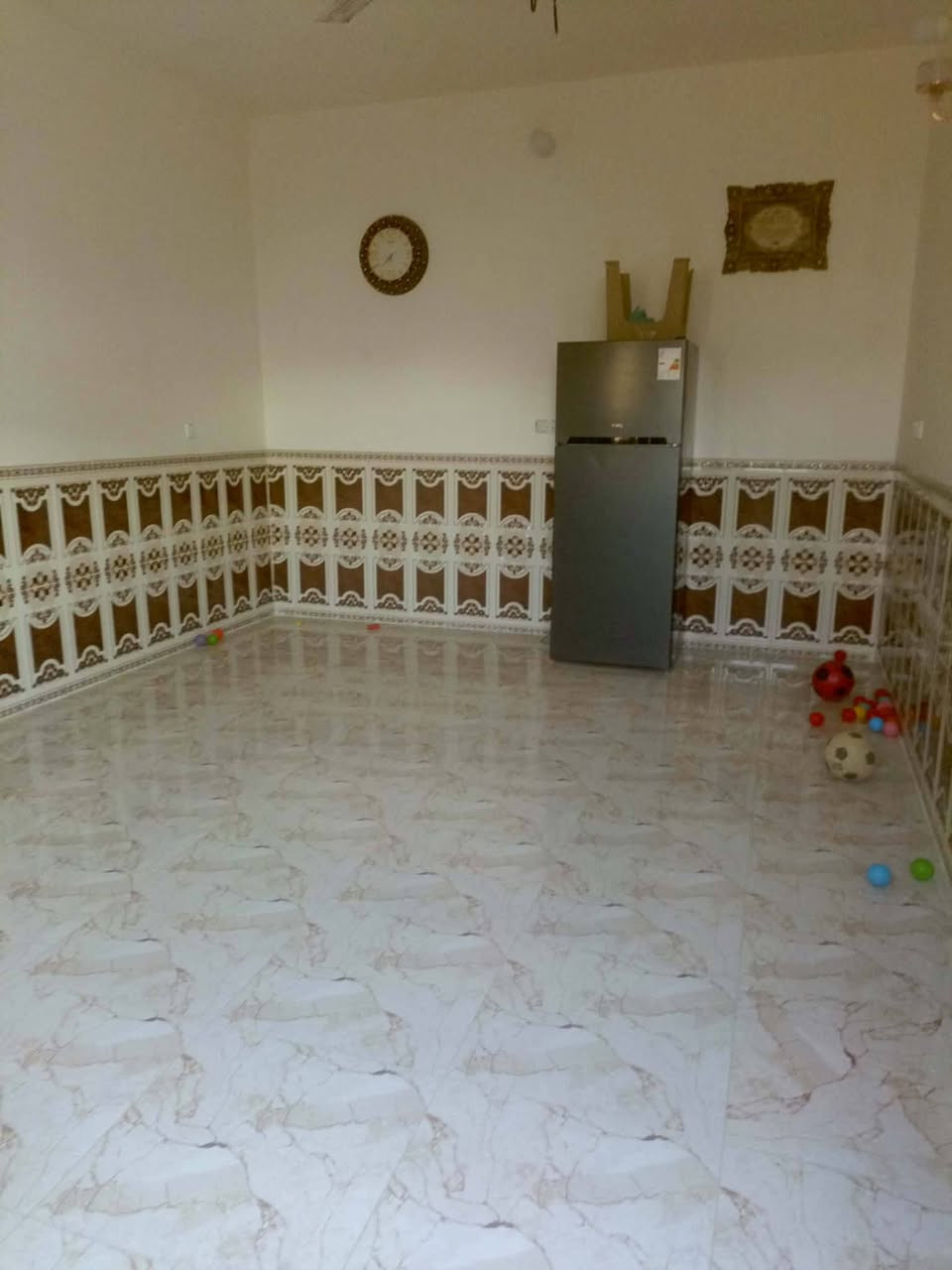 الـسلام عـليكم 
يـتوفـر بـيت مـساحه 150زراعيي  بـناء حـديث يـحتوي ع غرفه نـوم وصـاله ومطبخ وستقبال يتوفر جميع الخدمان ماء كهرباء خط سحب تبليط 
العنون التاجي مقابيل معسكر التاجي منطقه الملاحمه يبعد عن طريق بغداد الدولي 200 متر 

الاستفسار ع الرقم ***********
