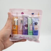 مرطب يد خماسي  كيس بي خمس قطع  السعر ٣ الف توصيل ٥ الف  الحجز خاص او و...
