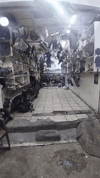 سلام عليكم محل اخوي العزيز غراض دراجات تصفيه محل من كلشي أنواع غراض موجود مثل مال مضح بل فديو بيح كامل من محرك كهربائيات كلجات ضفائر كفرات بكلايت وياله صالنصات بعد هواي غراض رقم صاحب المحل *********** مكان بغداد حريه فرع جندول محل ابو سيف بقرب أمير نجار
