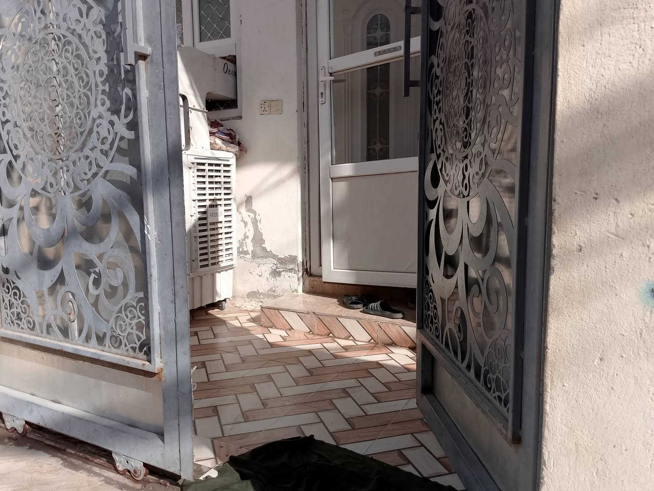 دار للبيع بعقوبه بهرز قرب السوق قرب جامع محمد عرب السعر 82 وبي مجال بصيط بناء سنت 23  طابقين ***********
