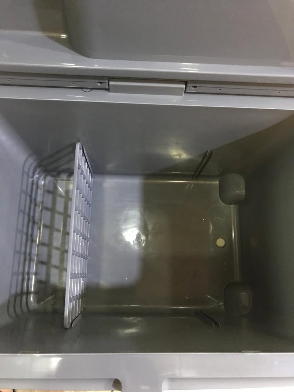 احبائي السلام عليكم
من بعد اذن اصحاب الگروب المحترمون؛
اعرض اليوم للبيع : Cool Box
ثلاجة او صندوق حافظ للحرارة والبروده ويعمل على الكهرباء وعلى بطارية السياره…..
سعة الصندوق 40 لتر .
الثلاجة مصنعة حصراً لالمانيا ( شركة  كرافت باكيت) (Kraftpaket)
وزن الصندوق فارغ: 6,8 كغم
باقي التفاصيل مكتوبه على الباكيت!
يحفظ البارد والجامد ويحفظ الحار 
اقتصادي ومزود بعجلات ويمكن سحبه .
الجهاز مستخدم لسفره واحده من المانيا الى العراق …
السعر  85 الف وقابل للتفاوض 
☎️ ***********
ممكن التوصيل لجميع محافظات العراق….
