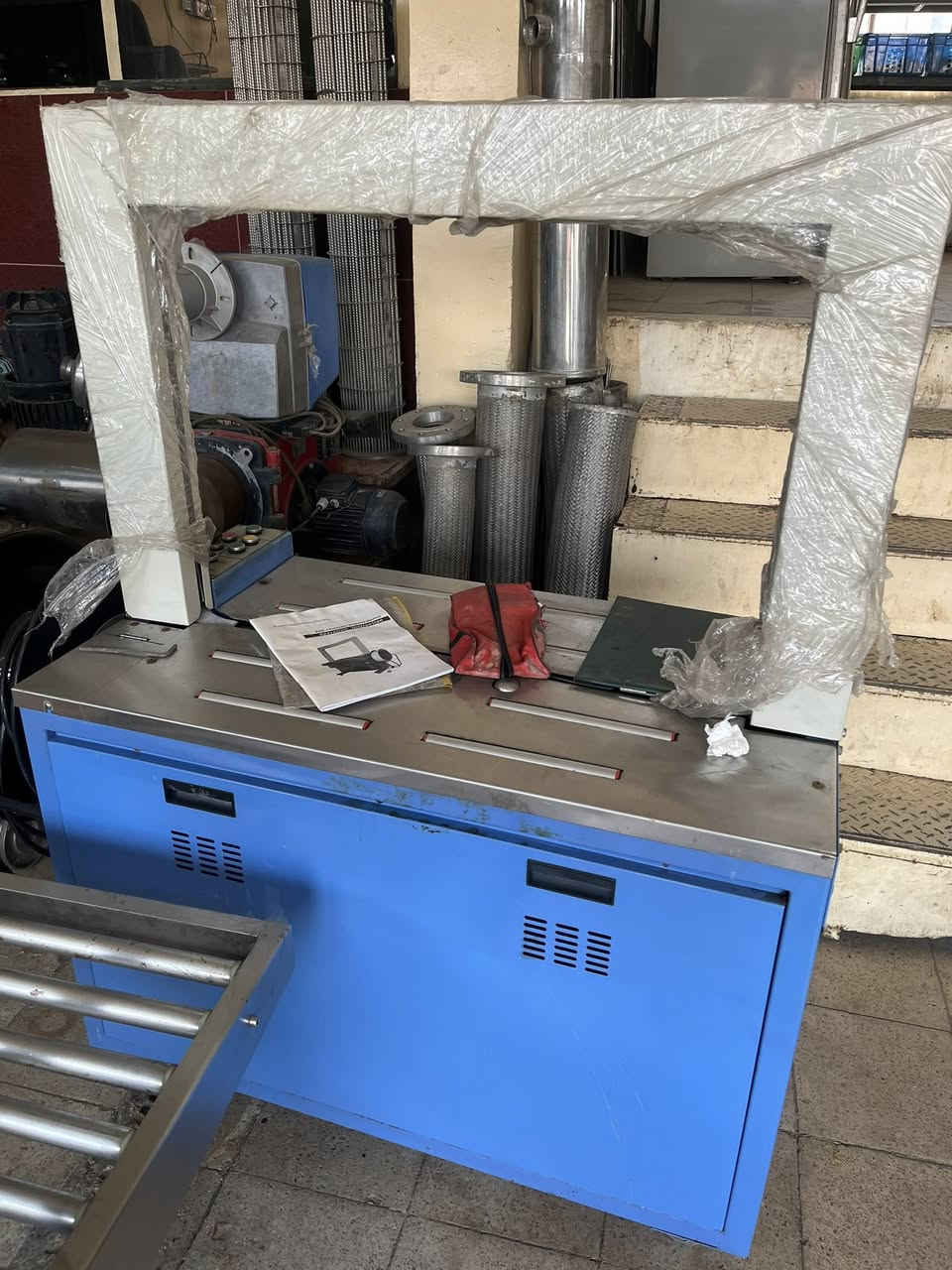 السلام عليكم مكينة تحزيم كرتون اوتماتيك بالكامل 
***********
***********
