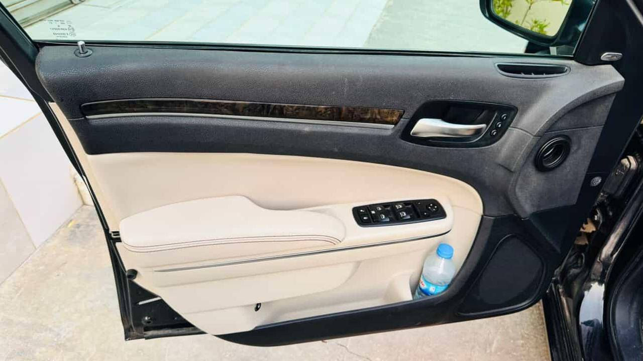 كرايسلر 300 لميتد 
للبيع للبيع 

السعر 250  ورقة وبي مجال للشراي 
موديل 2018 بدون صبغ 
رقم سليمانية 
السيارة داخلة كلين هنا بالعراق صار بيها اشخوط 
بيهة قطعتين تبديل نفس اللون بدون ضرر داخلي 
بدون ايرباك 
ماشية 90000
مكينة V3600
مواصفات الليمتد معرفه فول ماعدا البانوراما
كشنات ذاكرة 
كشنات امامية تدفئة تبريد 
ستيرن تدفئة 
السيارة جاهزة من كل النواحي متصرف عليهة درهم

 📱هاتف ***********  كلشي واضح بلمنشور شراي خابرني غير متواجد ع فيس
