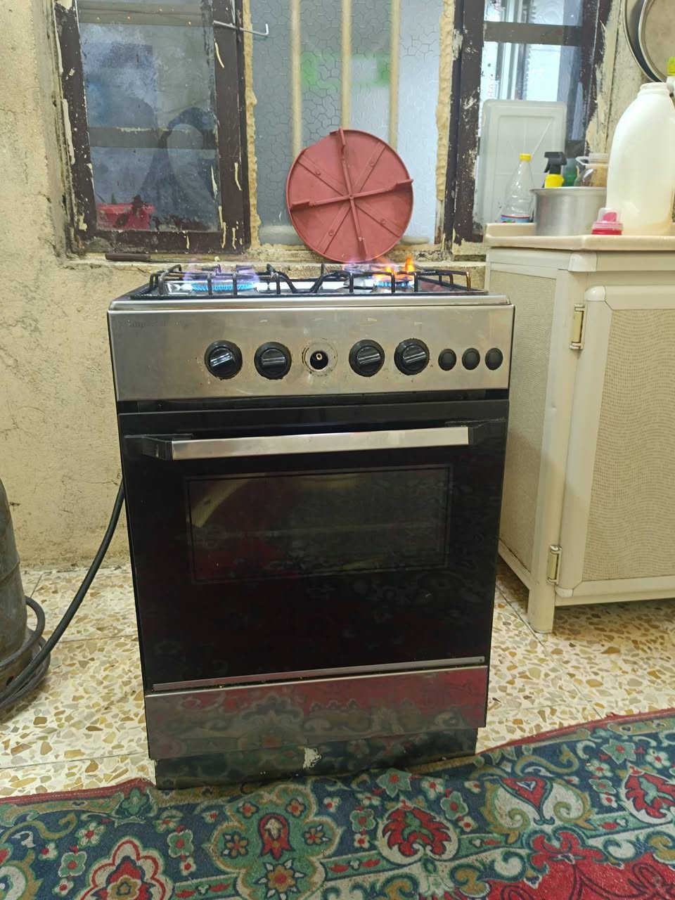 سلام عليكم غراض لبيع مثل ما موضح بالصورة
طباخ شوف العين مثل ما موضح بالصورة شغال ومابي شي فقط الدكمه مال الفرن مشلوعه فرن شغال 

تنور لبيع نضيف شوف العين مثل ما موضح بالصورة 
الاسعار  طباخ 75 قفل 
التنور 50 قفل
المكان بغداد الغزاليه شراي تفضل خاص وسهله 
***********
