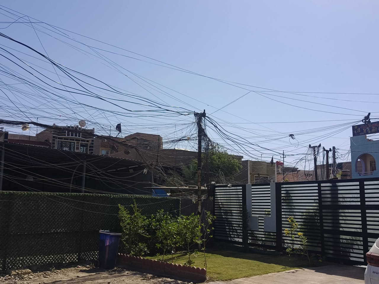 السلام عليكم مستعدين نغير نضام المولدات بتحويل الموقع بل كامل وتوزيع الحمل على بوردات خارجيه ونخلصك من الهوسه الي بلشارع ويصير نضام بوردات كل الي على صاحب المولده هو توفير البوردات والضفيره والباقي علينه تنصيب البوردات ولحيم الهياكل علينه مد الضفاير علينه ونصب الاعمده علينه ونقل الجوزات والاسلاك مال مشتركين هم علينه بس اوكف من رخصتك لا تكلي هاي الشغله سهله واي واحد يجي يشتغلها لا عزيزي الشغل صعب وتعب للمو خبره وللمامشتغل هاي المرحله احنه مشتاغلين بهيج مجال وشغلنه مصور ومثبت والحمد لله امكانيه عاليه بهيج امور وحته نكدر نساعدك اذا كان عندك معارضين على نصب البوردات راح نختارلك مكان تنصب بي وانته مرتاح وخصمك ميكدر يفك حلكه لان مراح تأثر علي وكل هاذ بلا مقابل بعد ما نختم الشغل ونحول جوزات المشتركين والعالم ترتاح وماكو احد عنده نقص راح تبقه الوايرات الي رايحه للمولده هاي راح تصير من نصيبنه مقابل التعب والجهد الي بذلنا كون على ثقه وتواصل وياي واني بخدمتك راسلني واوثقلك المواقع الي شتغلناها صوره وصوت وما انصحك تنطي الشغل الياهو الجان لان توجع راسك *********** ابو محمد
