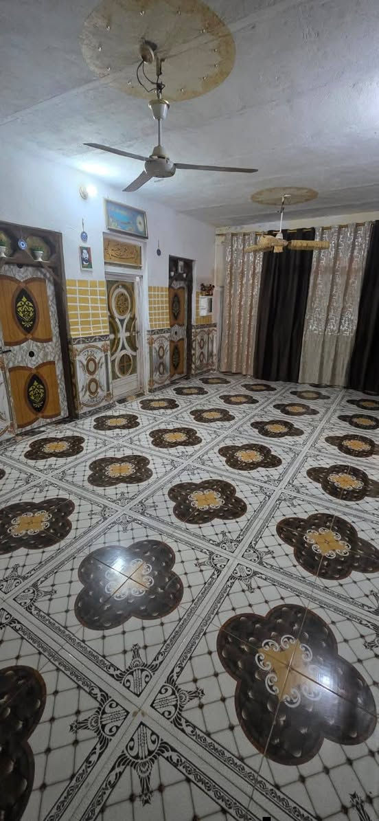 السلام عليكم
بيت مساحة 220 متر للبيع يحتوي على استقبال وصالة ومطبخ وغرفتين وثنين مناور وحمام داخلي وخارجي البيت كلة طابوگ المنطقة كلها تبليط ومجاري جديدة وبواري ماي جديدة  والبيت قريب على الشارع العام العنوان المدثرة الثانية قرب البيطرة مقابيل نزلة المشتل للاستفسار اكثر هذا رقمي ***********
