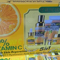 فيتامين C ٩٩٪ • حمض الهيالورونيك • تفتيح