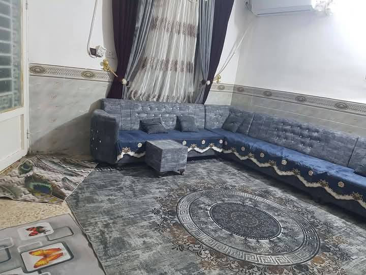 السلام عليكم بيت للبيع في كربلاء المقدسة مساحه البيت 100مربع وجهت البيت 10اب 10قرار محكمه سند 25
البيت طابقين طابق ال اول صاله ستقبال غرفه مطبخ صحيات دخليه و خارجيه منور طارمه  طابق ال ثاني ثلاث غرف معا صاله وياهن صحيات صبابه كون كريت بي نت ضوي موالده ذهبي قريب عليك سوك مدرس قريب عل امام 
خط مال ولايه عليه طريق مشايه رقم هاتف ***********سعر تصال وتدلل
