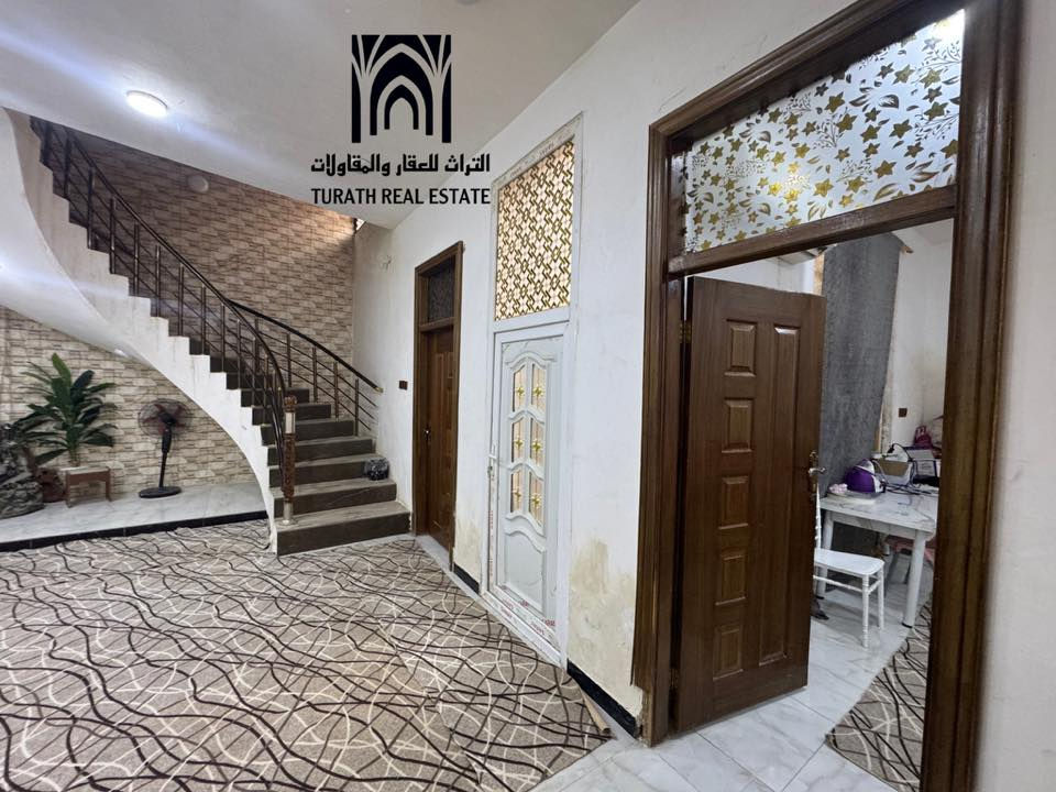 #اعلان_رقم_386

لكل من يبحث عن الاستقرار والراحة، نعرض لكم داراً سكنية بمواصفات استثنائية:
• 📍 الموقع: حي الجامعة - موقع استراتيجي قريب من كافة الخدمات الحيوية.
• 📐 المساحة: 200 متر مربع (طابو صرف).
الطابق الأرضي: 
غرفتي نوم، صالة واسعة، استقبال فاخر، مطبخ، حمام وصحيات خارجية، بالإضافة إلى حديقة تضفي هدوءاً وجمالاً.
• الطابق العلوي: 
صالة كبيرة جداً مع هيكل جاهز (شبابيك وبناء واصل للسقف) بانتظار لمساتك النهائية.

• 💰 السعر: فرصة ذهبية وسعر مغرٍ جداً للجادين.
📞 للتواصل والاستفسار: ***********
📍 أو زورونا في: مكتب التراث - العروبة الأولى - مقابل اللجان الطبية - شارع سيد مكي.
