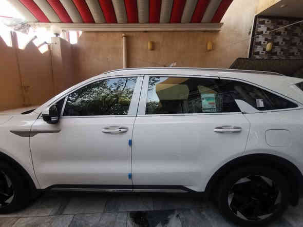 سورينتو 2024  للبيع
محرك 6 سلندر تشمل مواصفات هذه الفئة نظام دخول بصمة ذكي، تشغيل عن بعد، كاميرا خلفية، حساسات أمامية وخلفية، شاشة لمس مع آبل كار بلاي، وفتحة سقف بانورامية..

مواصفات المحرك

نوع المحرك: V6 بنزين

سعة المحرك: 3.5 لتر

القوة: 272 حصانًا

عزم الدوران: 332 نيوتن متر

ناقل الحركة: أوتوماتيكي بـ 8 سرعات

نظام الدفع: امامي

أبرز المواصفات الخارجية

مصابيح أمامية LED مع كشافات

مصابيح خلفية LED

جنوط مقاس 19 بوصة

حساسات أمامية وخلفية

كاميرا خلفية

باب خلفي كهربائي 

أبرز المواصفات الداخلية والتقنيات

نظام دخول بصمة ذكي وتشغيل عن بعد

مقاعد أمامية كهربائية قابلة للتعديل

مقود جلدي متعدد الوظائف

شاشة لمس تدعم آبل كار بلاي

شاحن هاتف لاسلكي

مثبت سرعة

نظام مناخ ثنائي التحكم

أوضاع قيادة متنوعة

نظام تثبيت السرعة على المنحدرات

نظام منع الانزلاق

ستائر جانبية خلفية 
سيارة جديدة عداد المسافة 21 الف كيلو متر فقط
السعر 325 ورقة وبيها مجال حك الجية للطيبين وللشراي الجناي
***********
