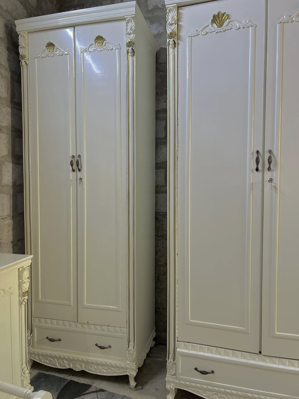 للبيع غرفة نوم كاملة ✨
غرفة نوم عراقي صاج، موديل تركي، تصميم أنيق وعملي، تتكون من:

 • قنصور (5 أبواب) مع ملحق داخلي

 • زاوية موديل كنتوري (بابين) مع ملحق داخلي

 • تخت مع كومدينات (أيمن وأيسر)

 • ميز بلازمة (جزامة)

 • مراية مع طابورية

🔹 الحالة: مستعملة استعمال خفيف جدًا ونظيفة كلش

🔹 الموقع: (الموصل)

📞 الشراي : التواصل خاص أو الاتصال على الرقم: 

     (‭٠٧٥٠ ٧٦٩ ٩٢٣٥‬)
