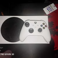 متوفر Xbox Series S  512 g  الجهاز نضيف لامفتوح ولا مصلح كارتون موجود ...