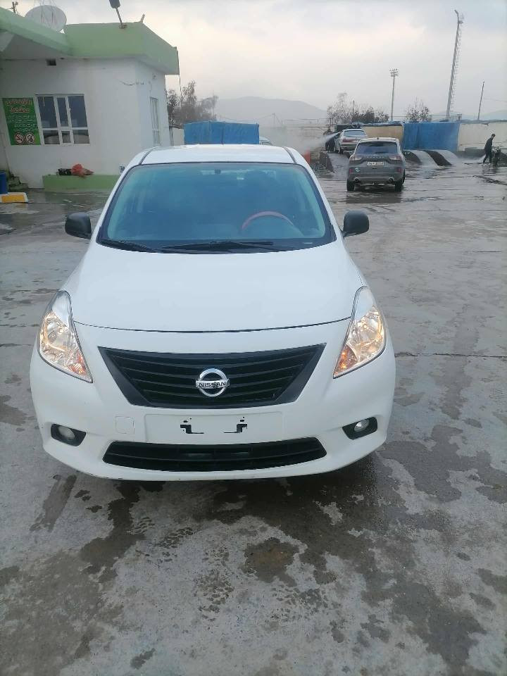 ڤیرسا 2014   //   ***********
بڕاوەی دوبەی
تۆماتیك
شاشە و کامیرە
قفڵ مەرکەزی
تەبرید سارد و گەرم
چوار تایەی لۆکی لەسەرە.
گێڕ و مەکینەی بەشەرت.
لێدرانی نیە بەشەرت پێش و پشتی کەپسە ..
بۆیاغی تەنیا شوێنی مووسەکانیەتی.
کامل مەسرەفی کراوە و دەعامی بۆدەعامی بەشەرتە.

نرخی     //    54 مەجال
بۆ پەیوەندی   //    ***********
ڤایبر وتساپ تیلگرام رانية, السليمانية
