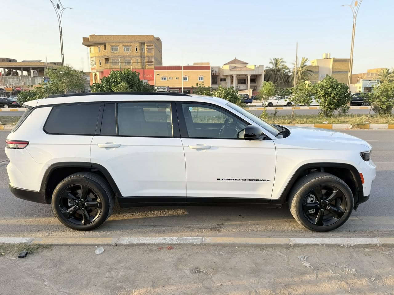 وراد أمريكي 🇺🇸 2024
* الفئة:Limited /

* المحرك: V6

* ناقل الحركة: أوتوماتيك

* نظام الدفع: رباعي (4×4)

* اللون الخارجي:ابيض

* اللون الداخلي:اسود

* الممشى: 40 كم

* رقم بغداد 

* المواصفات:

    ✅ شاشة معلومات وترفيه

    ✅ كاميرا خلفية

    ✅ حساسات أمامية وخلفية

    ✅ فتحتين سقف

    ✅ مقاعد جلد

    ✅ تشغيل بصمة

    ✅ تبريد وتدفئة مقاعد

    ✅ مثبت سرعة

    ✅ نظام دخول ذكي

    ✅ دفع رباعي

حادث تبديل جاملغ امامي تفصيخ نفس اللون 

* حالة السيارة: ممتازة / لا تحتاج أي مصروف

* السعر: 355 قابل للتفاوض 

الشراي خاص ✳️


**إذا كنت صاحب هذا الإعلان وتريد حذفه لأي سبب، رجاءا أرسل رسالة إلى الدعم الفني**