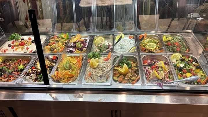 السلام عليكم
شيف مقبلات
اي مطعم محتاج خلفه درجه اولا متفرغ 
 يتصل واني خادم

***********
