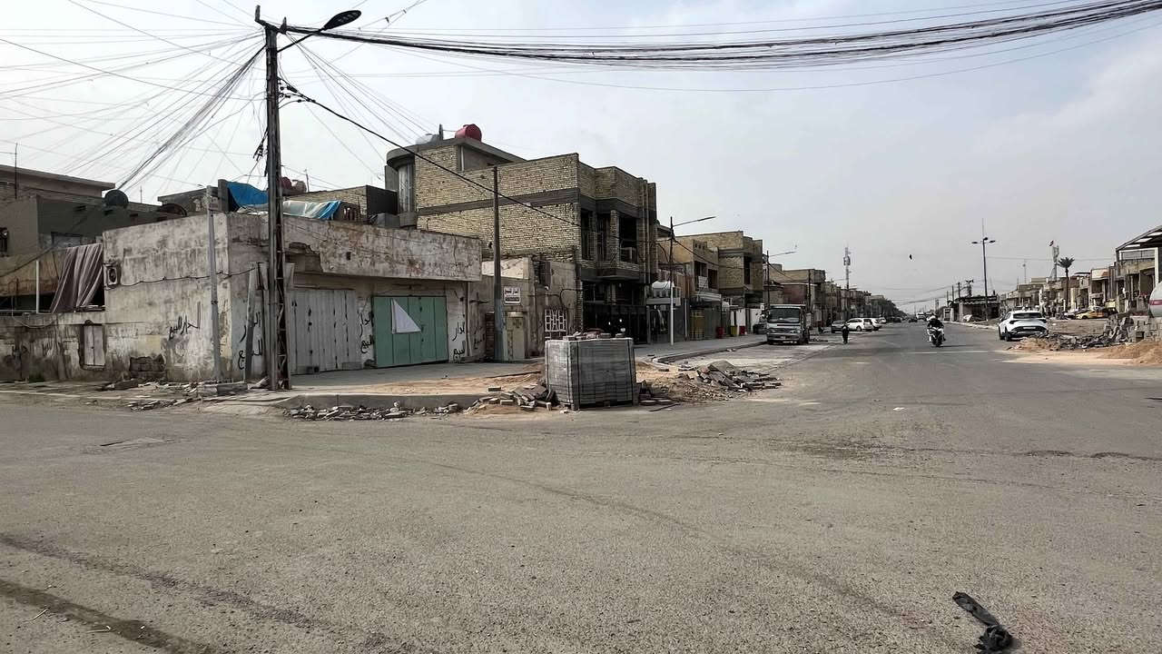بيت يصلح مجمع تجاري او مجمع طبي / ركن قطاع ٥٠  يقع على شارع ٦٠ وشارع ١٥ الفاصل بين الاورفلي وقطاع ٥٠/ المساحة ٢٨٨م (١٨× ١٦) / اصله بيتين موحدات بسند واحد كل بيت ١٤٤ م واحد طابقين والركن طابق واحد يحتوي على محلين وبلامكان إضافة ٤ محلات / يحتوي على ٨ غرف وصحيات وحمامات ثلاثة / السعر ٥٧٥ / يمكن بيع كل بيت ١٤٤ م وحسب الاتفاق للإستفسار اكثر *********** ابو محمد بغداد, العراق
