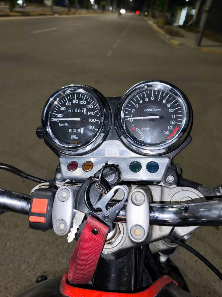 السلام عليكم
دراجة  Cb400
  جديدة كلش مكينة وگير بشرط مكينه كبس ممفتوحه
لايت عدسه عدادات كله شغال مابيها برغي نقص
الشراي يجي خاص مكاني كلار او اتصل عل رقم :***********
