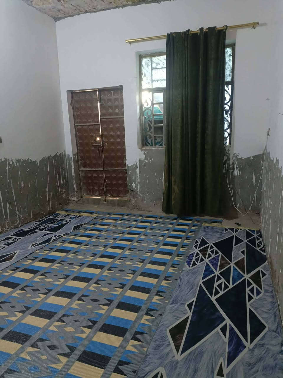 بيت للبيع طريق ياحسين خلف الحسينيات مباشره 130متر
عمود215،،،،،،،،‏‪***********‬‏ سعر مناسب
