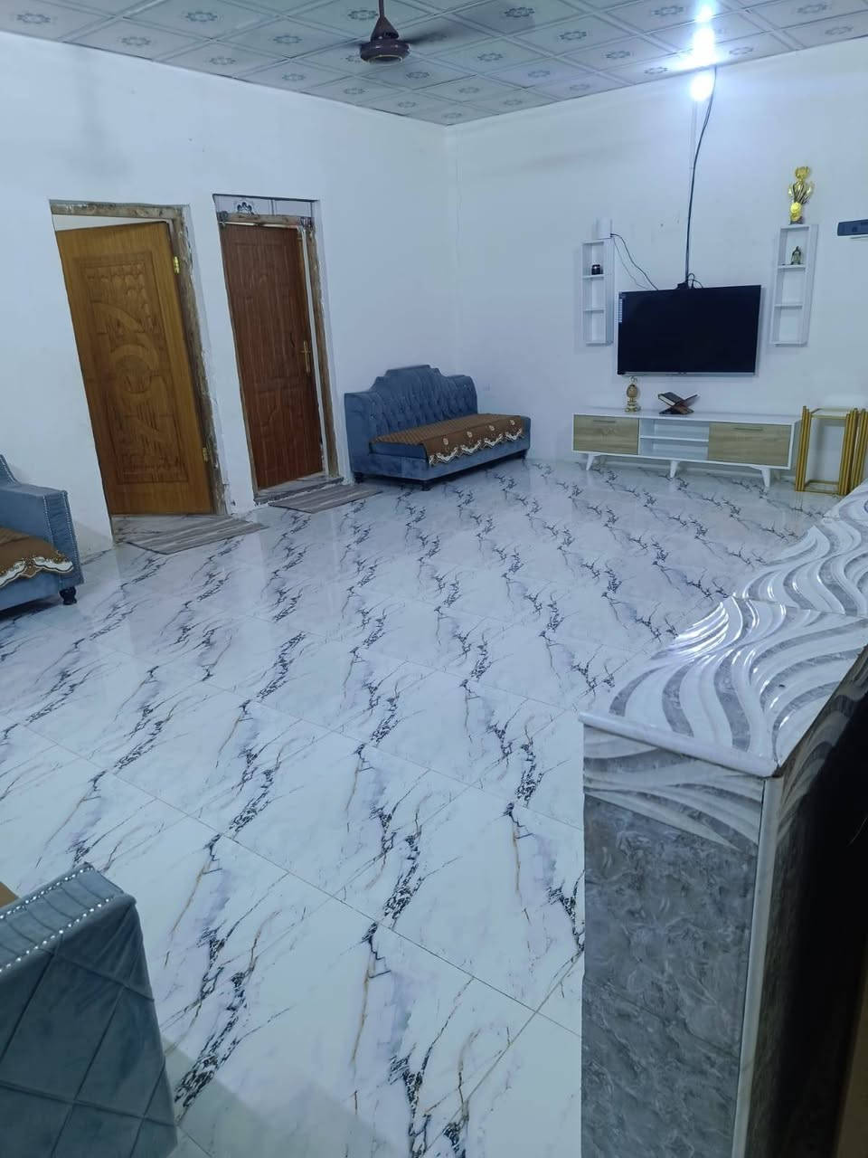 🏡 بيت للبيع في أبو الخصيب 🏡
 :: للاستفسار:***********
​📌 تفاصيل العقار الأساسية:
​📍 الموقع: البصرة - أبو الخصيب - طريق الصحراء.
​📐 المساحة الكلية: 150 متر مربع.
​📜 نوع السند: طابو زراعي عراقي (سند 25).
​🏗️ نوع السقف: سندويش بنل.
​🧱 التصميم الداخلي والخارجي:
​🛏️ غرف نوم (عدد 2)
​🛋️ صالة داخلية
​🚪 غرفة استقبال
​🍳 مطبخ
​🚗 طارمة خارجية
​💰 السعر:
​💵 السعر الإجمالي: 43 مليون دينار عراقي (وبي مجال قليل للشراي الصامل)
