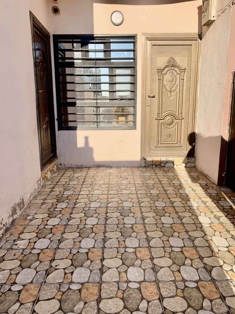 دار للإيجار/كركوك/سرچنار/فلكة سرچنار
(التأجير لعائلة صغيرة فقط)

المساحة: 100 متر 

يحتوي على:
(غرفة نوم+استقبال+مطبخ
+بيتونة+صحيات+كراج سيارة+حديقة)

الايجار: 250 الف

لمعرفة السعر والاستفسار الاتصال على الارقام الاتيه:
(***********) اسيا 
‏(***********‏) كورك 
او مراسلتنا على بريد الصفحة

ملاحظة: يمكنكم ارسال الأراضي والبيوت
للأعلان عنها عبر صفحتنا بدون مقابل 
يرجى ارسال:
عنوان المُلك كامل 
بعض الصور للمُلك
سعر المُلك 
عبر الواتساب الخاص بالصفحة (***********)

لزيارة مكتبنا على العنوان الاتي: 
كركوك/سرچنار/فلكة سرچنار
