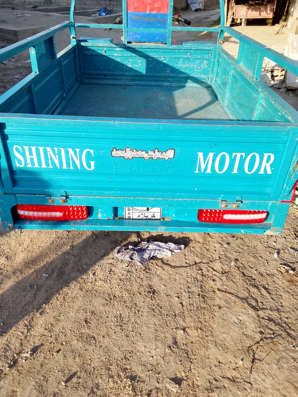 أعرض عليكم دراجة نارية ثلاثية العجلات من نوع Shining Motor، موديل 2022، في حالة ممتازة. الدراجة مزودة بمحرك قوي وتصميم جميل يجعلها مثالية لنقل البضائع بأمان وسهولة. الاستخدام قليل ونظيفة جدًا كما هو موضح في الصور. للاستفسار أو لمزيد من التفاصيل، يمكنكم التواصل معي في أي وقت.