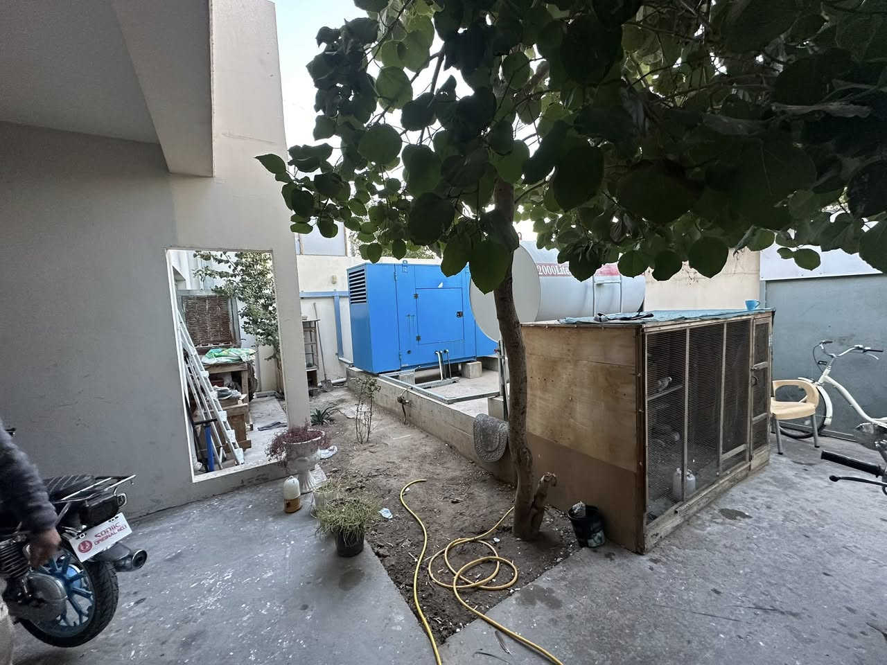 بيت للبيع في مجمع قريه الغدير الثانيه  المساحه ٢٠٠ متر الموقع مقابيل الاميرات شارع ٢٠ منصب اله برج اثير الوارد السنوي ٦ ملايين مطلوب للمصرف ٤٠ مليون ويحتوي على اضافات السعر خاص للمراسله او الاستفسار الاتصال على ***********
