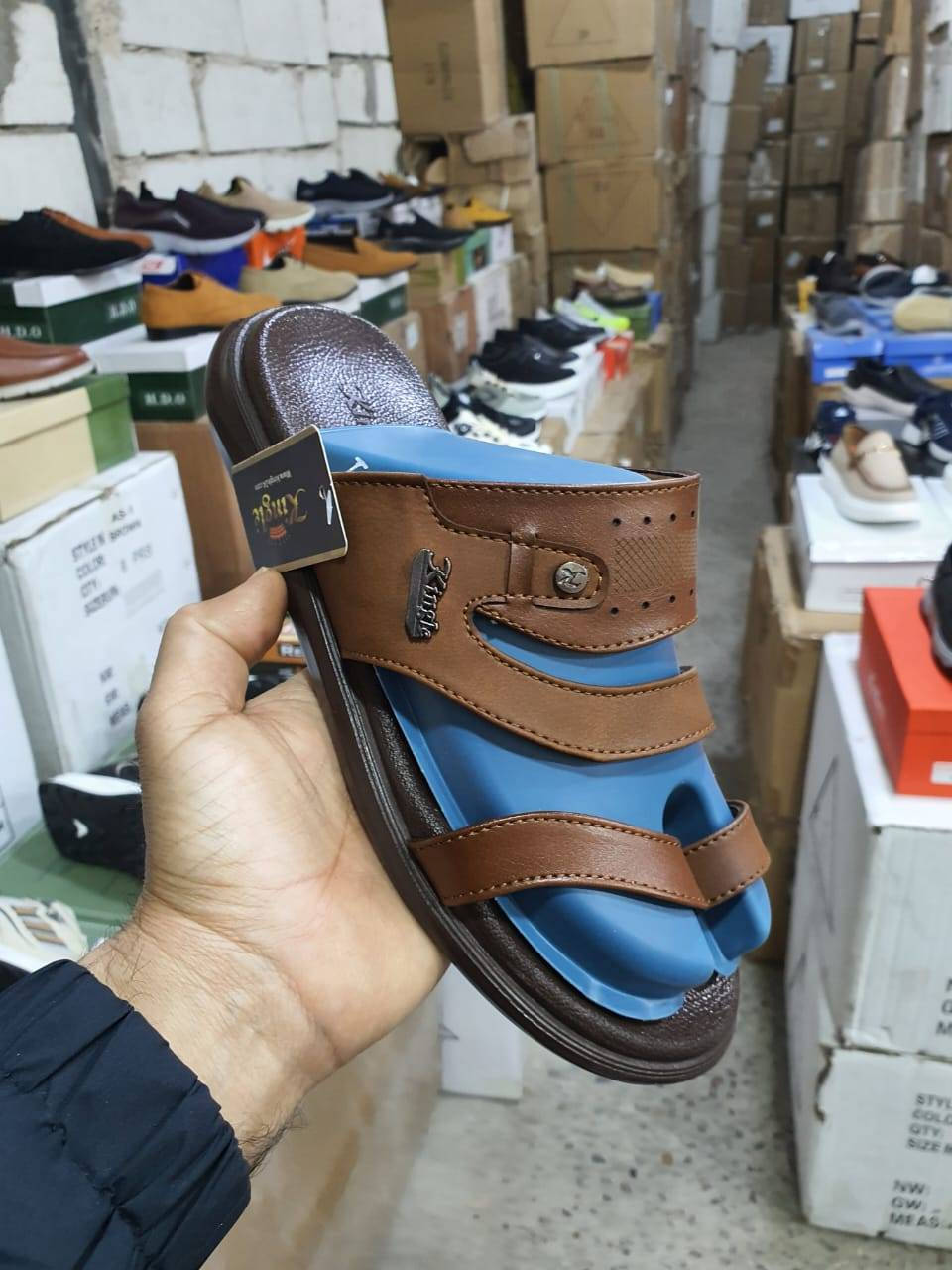 السلام عليكم وجبه جديده شحاطات رجالي قياس من ٤٠ الئ ٤٥ وبسعر ٥٠٠٠ الف فقط العنوان بهرز خلف السوك عماره حجي خلف وتدللون علينه للاستفساروالتواصل على رقم ***********متواجين من ساعه ٩صبح الئ ١٢ ظهرا ومن ٢ونص للفطور ومن ورئ الفطور الئ ١١ باليل واهلا بكم
