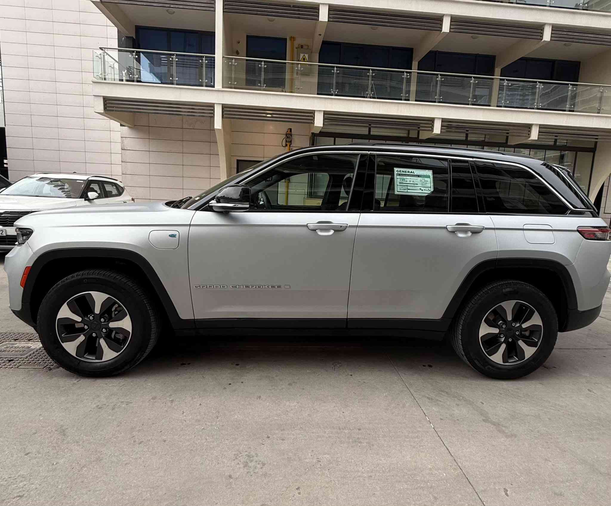 Jeep 4xe 2024 جيب هايبرد
- [ ] ماشية 45 الف ميل 
- [ ] سيارة جدا نظيفة و جديدة 
- [ ] مغلفة نانو طافي أعلى فئة و بي ضمان خمس سنوات 
- [ ] بانوراما 
- [ ] شاشتين 
- [ ] كاميرات 360 درجة 
- [ ] رادار خلفي و امامي و جانبي مع تحديد مسار 
- [ ] تدفئة ستيرن و كشنات
- [ ] - كشنات امامي كهرباء
- [ ] بصمة + دخول ذكي
- [ ] حادث اخو الماكو طخة بسيطة بالدعامية (انظر الصور مع المنشور )
- [ ] رقم الشاصي 1C4RJYB64R8521046
- [ ] بدون ايرباك ( يعني الايرباك مطاك)

شراي اتصل نتفاهم...  *فقط بيع*  .... *
سعر 35,300$* يعني 353 ورقة و بيها مجال بسيط حق الجية 
للاستفسار ***********
مكان السيارة بغداد - المنصور
