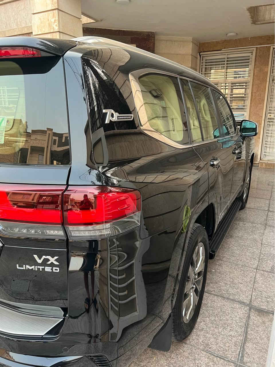 تويوتا لاندكروز (VX)twin turbo  شركة ساز اسود 
موديل 2022  
كفالة عامة حتة من الشخط وضع الشركة
مغلفة pof
رقم بغداد باسمي   
مواصفات VX فول مواصفات واحد ع واحد 
توين تيربو 
بصمه عدد 2 + بصمه ابواب 4 
فتحه يسقف 
كشنات جلد 
كشنات تدفئه +تبريد 
كراسي اثنين كهرباء 
صندوك كهرباء 
3 شاشات اصلي تطبيق 
دتاشو 
سماعات JBl دمامات 
كشنات خلفيه 
دبل رادار 
توقف ذاتي 
نقاط عمياء 
شاحن واير ليس  
ثلاجه 
سايد بريك
اوتو هولد 
لد امامي خلفي 
اشاير لكزس امامي خلفي 
لايت 3 عدسات 
كشافات ضباب 
وضعيات قياده متعدده 
ستيرن كهرباء + تدفئة 
 السياره مغلفه PPF ضمان ١٠ سنوات 
وبعد بيه هواي مواصفات معروفه مواصفات VX
عداد المسافه ٦٦الف 
السياره ب اسمي تحويل ثاني يوم 
السعر 69000  وبي مجال
العنوان بغداد الاعظمية
للاستفسار الاتصال على الرقم  *********** بغداد, العراق
