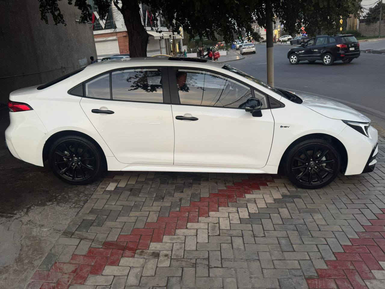 كورلا 2025 S(بلاك ادشن)يعني فول مواصفات واحد ع واحد
مواصفات 
محرك 1800
بصمه 
فتحه
4 كاميرات 
شاشه
حساس امامي خلفي 
رادار امامي خلفي جانبي
كشنات كهرباء 
قطعتين تبريد 
داخل لونين 
علامات أو بدأت أو مري اسود بلادي 
ويل كب اسود 
السياره فول الفول أو مكفولة من صبغ أو تبديل أو بارد فقط كم رصعه بسيطات موضحهن بالصور ماشيه 9400 كيلو فقط بوضع الشركه رقم بغداد بسمي تحويل 
السعر 148 ورقه الرقم ***********
