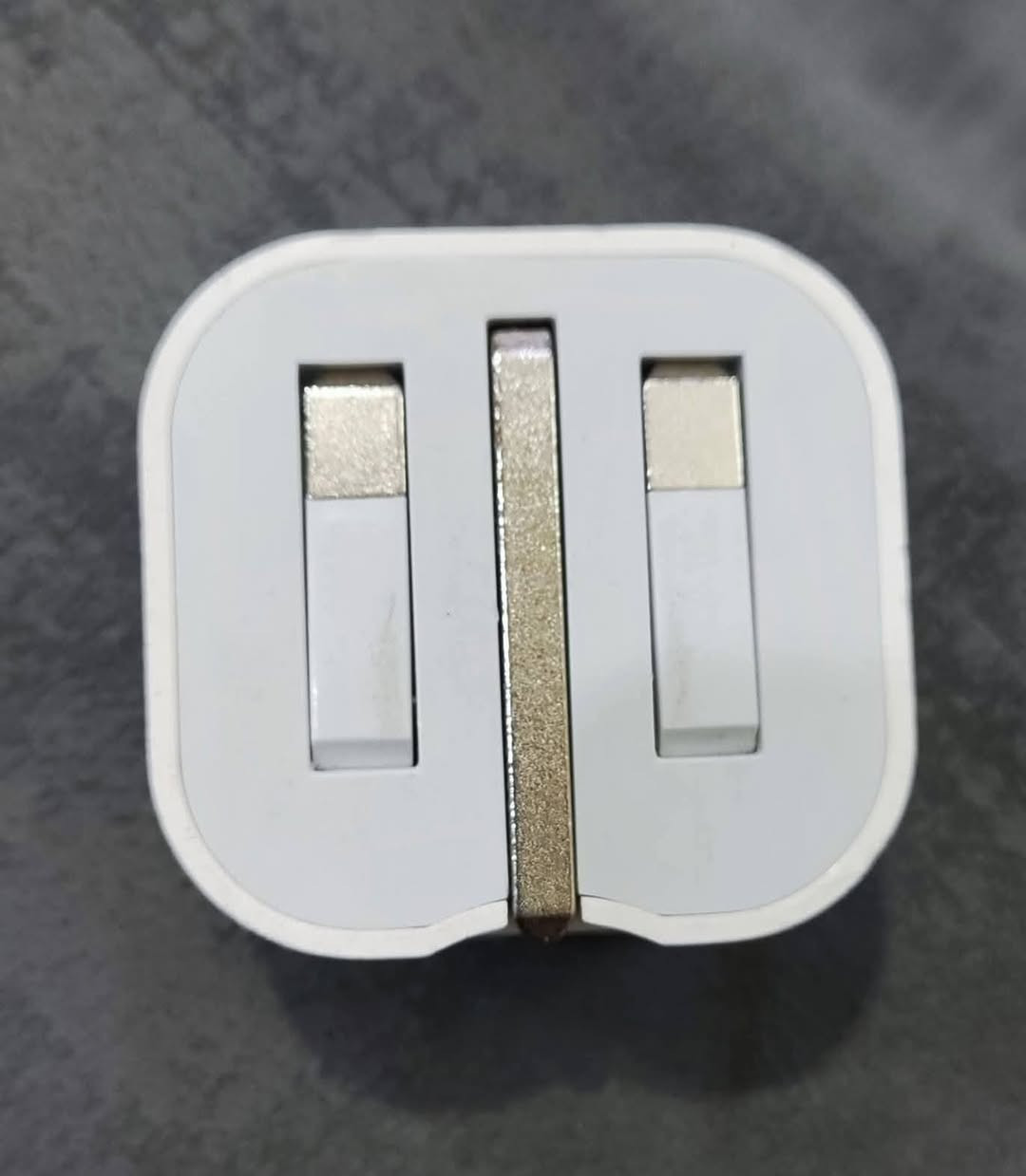 سلام عليكم شاحنة ايفون مستخدم قليل شرط شغل سعر ١٥ الف الي يريد يتصل على رقم *********** عنوان طوز
