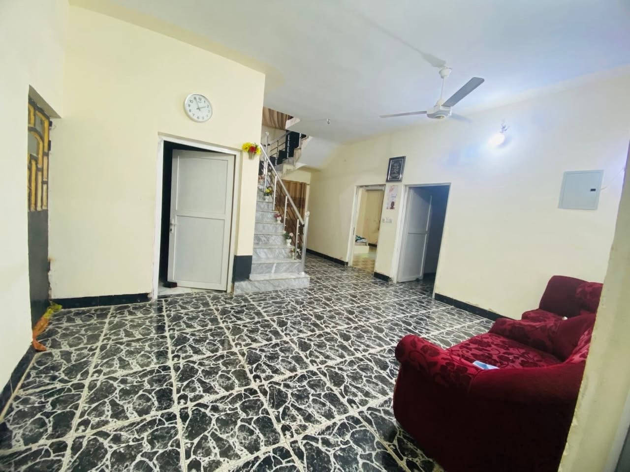 الـسلام عليكم 
بـيـت للبيع 🏫 حـي الـفـرسـان
 قـرب المـدرسه+ المخبز

مسـاحـه ٦٠٠م طـابقيـن
رگـن شـارع تجاوي 

مـلاحـظـه الـبـيـت يـتكـون مـحـل خـارجـي
الـطـابـق الارضـي يـتـكون مـن 
ديـوان + غـرف نـوم عـدد ٣ + صـاله + مـطـبـخ + منـور + مخـزن + صـحيات عـدد ٣ + حـديقتـين

الـطـابـق الـثـانـي يـتـكـون مـن 
غـرف نـوم عـدد ٥ + صـالـه + صـحـيـات 
مـلاحظـه ٣ غـرف نـوم يعـرزهن لبخ داخلي فقط
الاسـتفسار والـسـعـر ☎️
***********
***********
