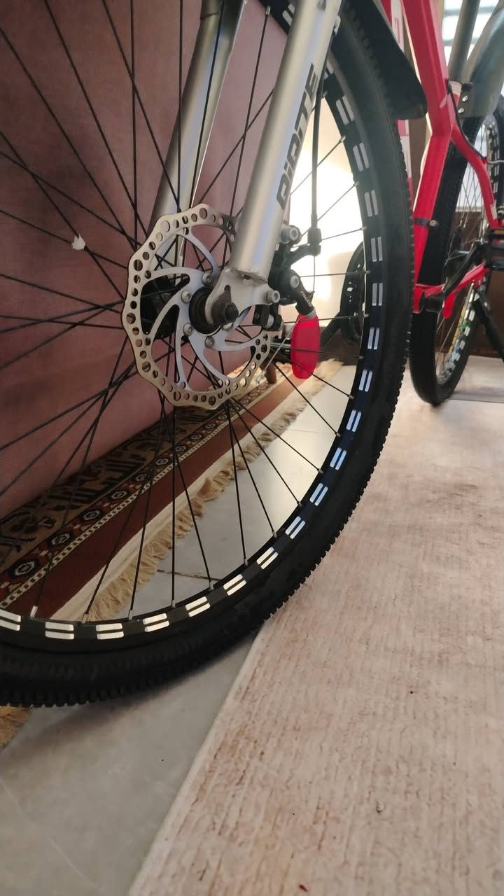 السلام عليكم بايسكل للبيع  نوع صيني درجه اولى دبلات امامي نوع رياضي ويل المنيوم حجم 26السعر ١٠٠ استخدام كم يوم لاتصال على رقم ***********
