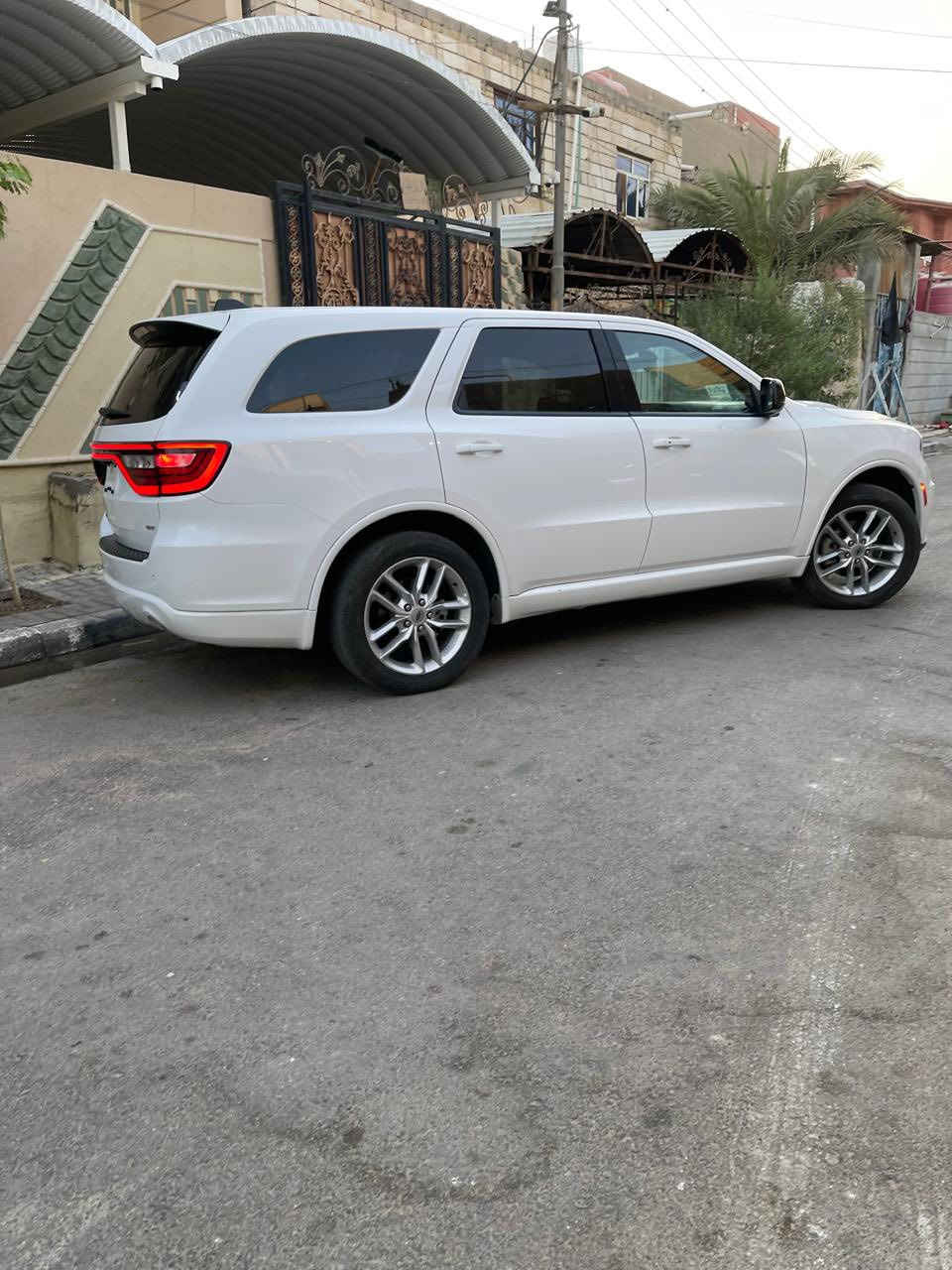 دوج دورنكو 2023 GT بيع فقط
لون ابيض
محرك 3600 v6
اضائة زينون
كامره خلفيه
حساسات خلفيه
صندوق كهرباء 
7 راكب
داخل اسود مخمل
تدفئة كراسي وستيرن
مثبت سرعة 
مودات قيادة سبورت وايكو
كرسي السايق كهرباء 
ايرباك دركه ودشبول
ماشية 33000 ميل
السياره بدون رقم 
مكان السيار بصرة
السعر : 290 وبيه مجال 
للتواصل:***********
