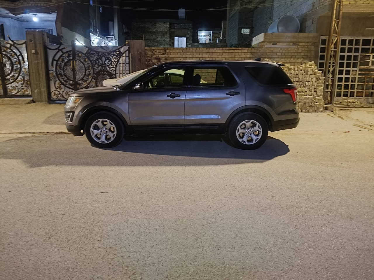 السلام عليكم فورد اكسبلور موديل 2019 رقم بغداد انكليزي هزة جديده سنويه جديده ورقم جديد باسمي شخصيآ تحويل مباشر محرك 6 سلندر 3700  كير تعليك شاشا كبيرة كامرة خلفيه دواره 
لايت زنون عالي ناصي السيارة بوليسي بيهه قطعتين ونص صور الحادث بالمنشور 
محرك كير تبريد خير من الله صدرهه زين للبيع او مراوس نزل حسب القناعه وهذا رقمي للاستفسار *********** مكاني بغداد
