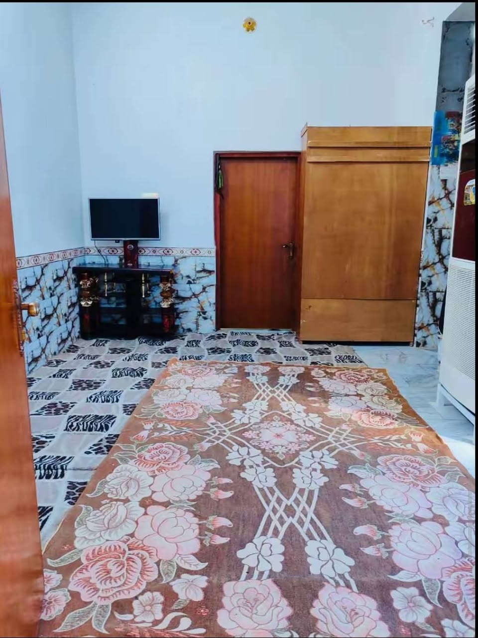 دار سكن للبيع 

المساحه ٩٠متر 

المكان حي الأمين الأول قرب مجمع الكوثر 

السعر ٧٥ 

بناء عكاده نضيف 

غرفه وصاله ومطبخ وديوانيه وصحيات طابق واحد 

للإستفسار مراجعه مكتب الروان للعقار او اتصال 

***********
