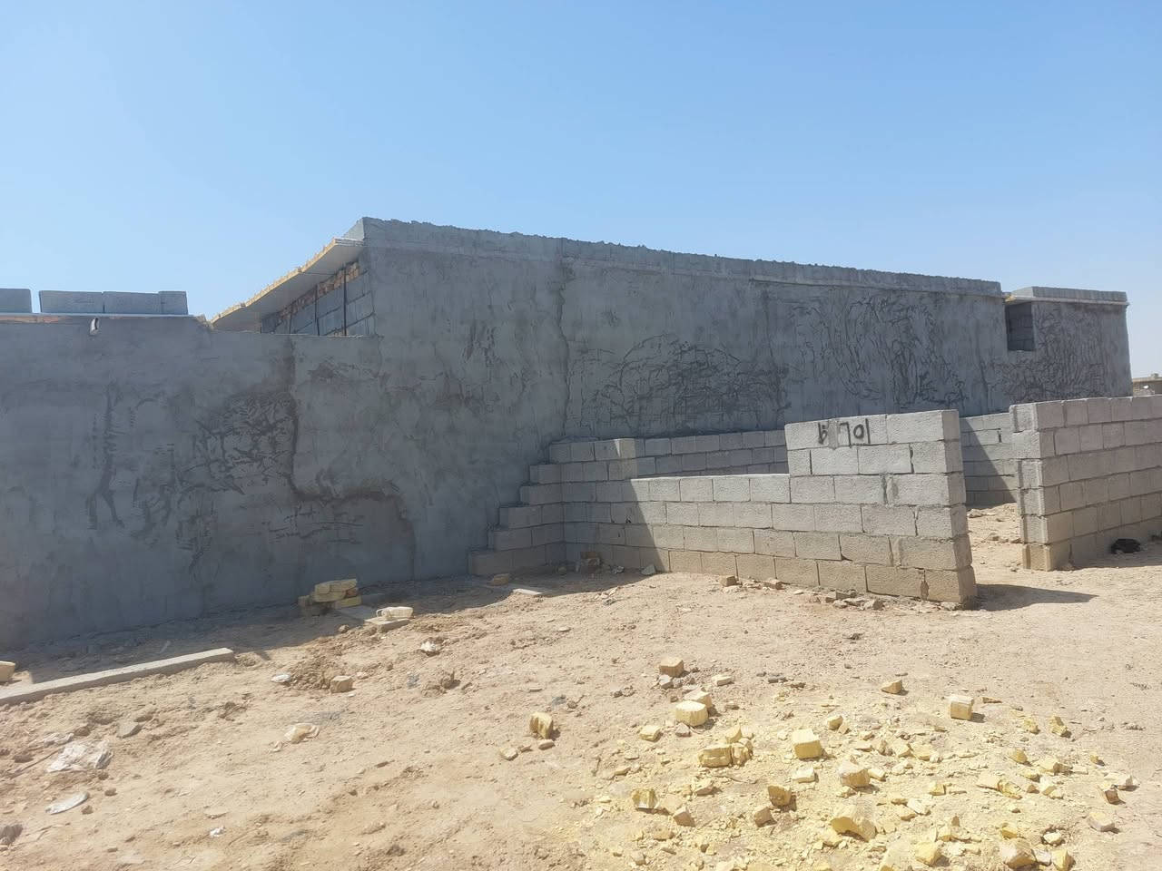 السلام عليكم بيت بحي المنتظر قرب جسر الدجيلي جهة السفحه طريق المعهد التقني
بيت 200متر مرقم ومسجل بالبلديه معاملته مرفوعه شارع اسواق ريحانه يبعد 300متر عن شارع العام يتكون من ثلاث غرف نوم وصاله واستقبال ومطبخ وحمام داخلي وخارجي. 
بتلو طابوق ارتفاع متر مفروش لايلون وملبوخ ومزفت
تاسيس ماء ومجاري كامل مواد تركي الاصلي 
محدول قفاز
سبتتنك صب مسلح
سقف ساندويش بنل الاصلي
كهرباء وماء واصله للبيت
نقص تاسيس كهرباء ولبخ مثل ماموضح بالصور
***********
