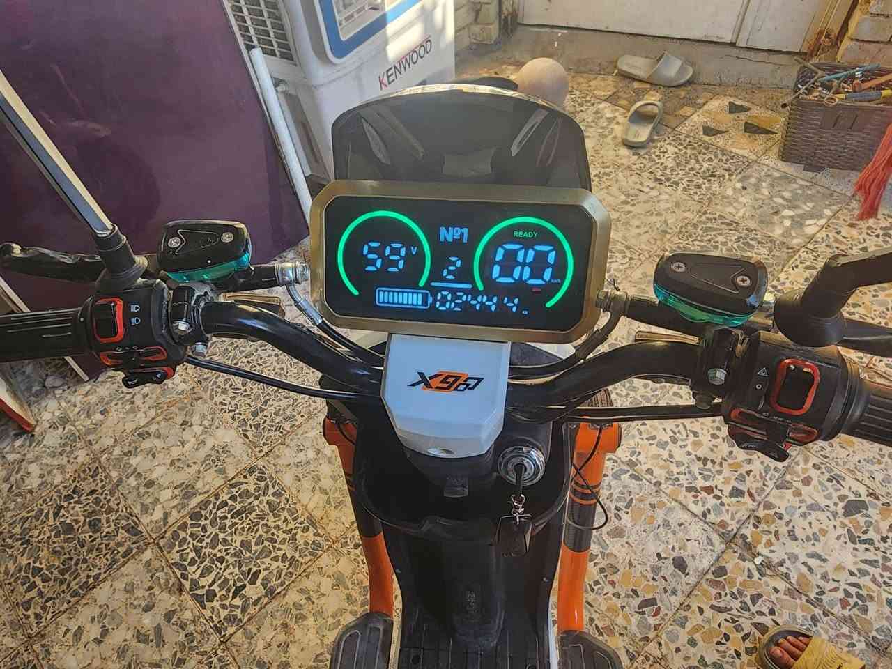 دراجه شحن اخت الجديدة
HIS 
مواصفات 
خمس بطاريات 32امبير HIS 
العقل رياضي 
الملف 2000wرياضي 
بركاته دسك هايدروليك 
ثلاث انضمت تشغيل
زينون عالي ناصي 
اشاير امامي خلفي 
تايرات جدد
سلة 
بلوتوث 
4سرع
خوذة اصلية وياها مكاني بغداد البلديات 
*********** 
525 وبيها مجال للشراي اتصل وتدلل
