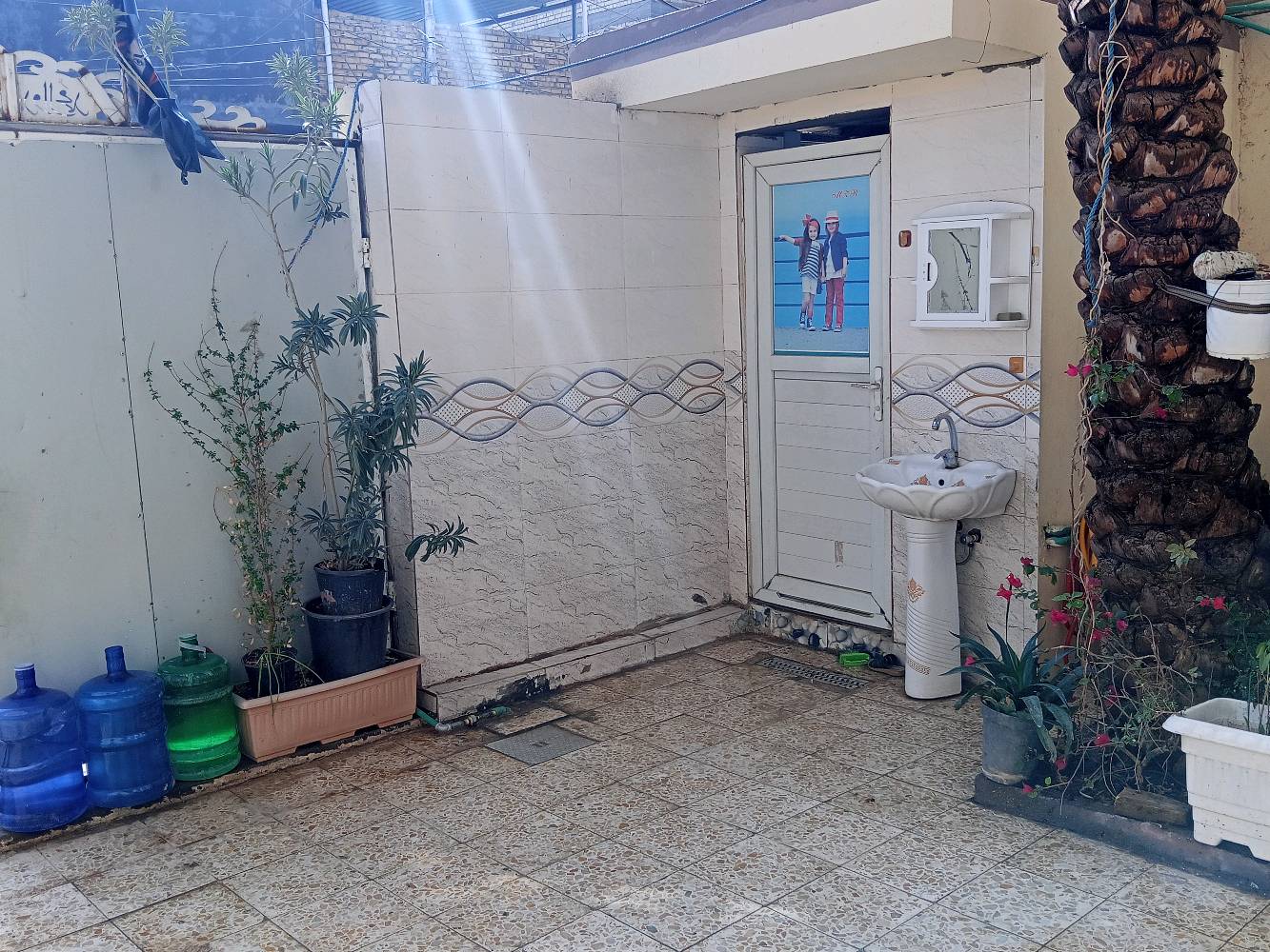 السلام عليكم 
بيت 152متر 
الطابق الارضي 
غرفتين 
صاله 
مطبخ حار ،بارد 
استقبال 
2 مجاميع صحيه 

الطابق الثاني 
غرفتين 
صاله 
مجمع حمام 

رباط شريطي صب 
السقف طابوق (عكاده) بناء كلش نضيف 
موقع : حي الوفاء _شارع عشرين مقابل حي الجزيره 
المساحه 200 متر مببوع منه 4في11.5
باقي الوجه 6متر من البيت نزال 20
مساحه واسعه 
السعر 170 وقابل لتفاوض
للاستفسار : ***********