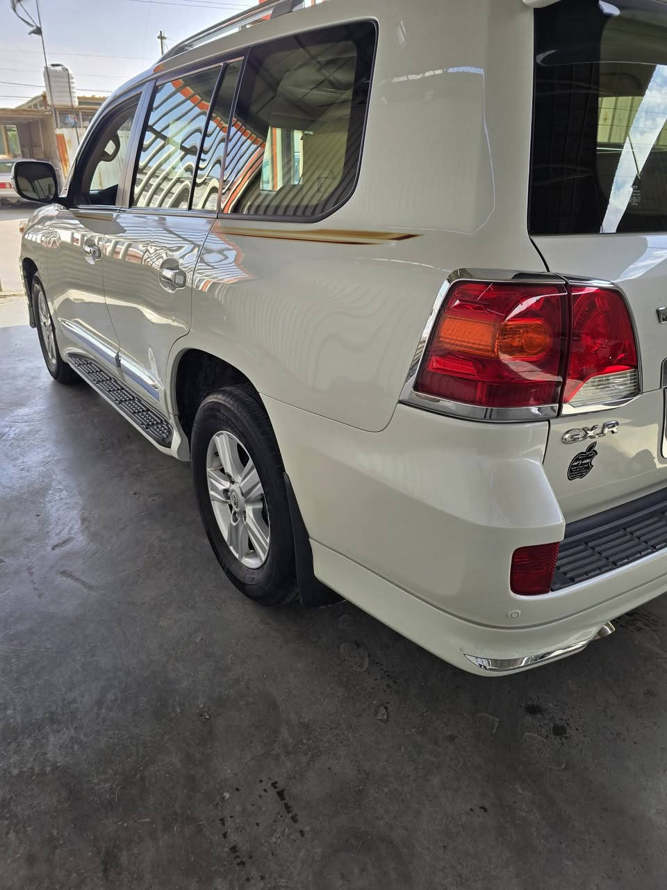 السلام عليكم للبيع لاندكروز 2015 جديده حيل مكفوله كفاله عامه عدا رصعه كولش بسيطه سحبتها pdr السياره حتى دعاميتها اصليه مكفوله ماشيه 100 الف مثل ما موضح بالصور السياره 6سلندر GXR فتحه وبصمه وكراسي كهرباء وجلد وشاشه ومواصفات الاندكروز المعروفه رايدها ب41000 یعني اربع شدات وعشر ورقات وبيها مجال بسيط للشراي للاستفسار الاتصال ***********
