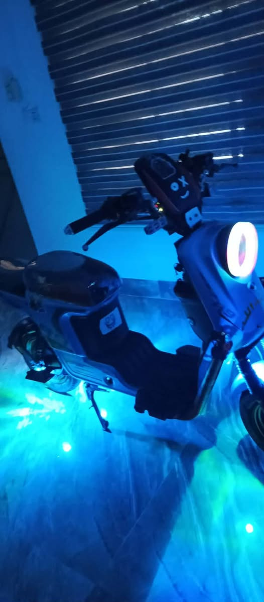 السلام عليكم دراجة R9المدرع  كلشي شغال وشرط الفحص خمس بطاريات اكبار دبل نظيفات ونضام pوبلتوث السع450  رقم الهاتف ***********
