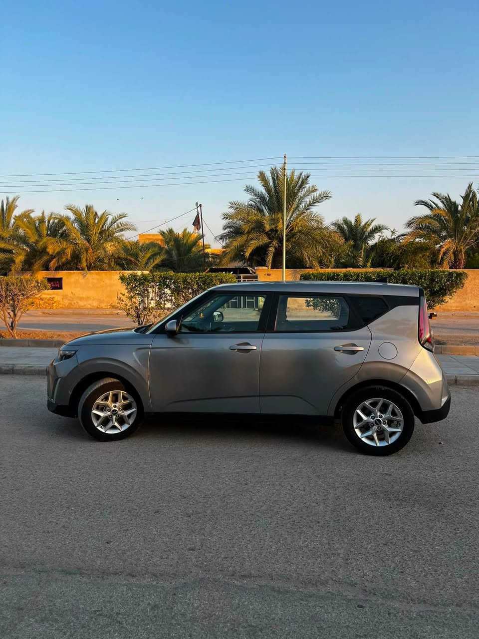 صول وارد أمريكي 🇺🇸 🦁 . (((( أربيل ))) 

🚗 كيا سول (Kia Soul) موديل 2023 للبيع 🚗
السلام عليكم إخوان.. للبيع ، سيارة كيا سول 2023 الموضحة بالصورة، السيارة بحالة ممتازة وجاهزة من كلشي، وبأسمي وسنوية جديدة.
🛠️ المواصفات العامة:
 * الموديل: 2023
 * المحرك: 2000 دوش (DOHC)، محرك وكير بحالة الوكالة.
 * الممشى: 42,528 كم حقيقي.
 * اللون: سيلفر 
 * الرقم: أربيل 
 (الرقم مميز 22 T 18100).
🔥 أنظمة القيادة والأمان المتطورة (فول مواصفات):
 * رادار الذكي: نظام تحديد سرعة متكيف، السيارة تتقرب وتسارع وتاخذ بريك وتتوقف تلقائياً حسب حركة السير أمامك.
 * نظام الحفاظ على المسار: رادار جانبي وتنبيه عند الخروج عن المسار.
 * أنظمة قيادة متعددة (Drive Modes): تحكم كامل بوضعية القيادة واقتصادية جداً بالوقود.
✨ الميزات والإضافات الأخرى:
 * تبريد ثلج، تدفئة شغالين 100%.
 * شاشة كبيرة، كاميرا دوارة عالية الدقة، تحكم ستيرن كامل.
 * حدادية ومكفولة من أي نقص، ناعمة وجاهزة للسفر.
📋 حالة البدي والضرر:
 * السيارة وارد أمريكي، حادثها بسيط جداً وبدون ايرباج، وصور الحادث موجودة أدزها للشراي على الخاص.
💬 السعر: 165 ورقة (وبيه مجال بسيط للشراي الطيب)
📍 المكان: المثنى - السماوة
📞 للتواصل والاستفسار: ***********
